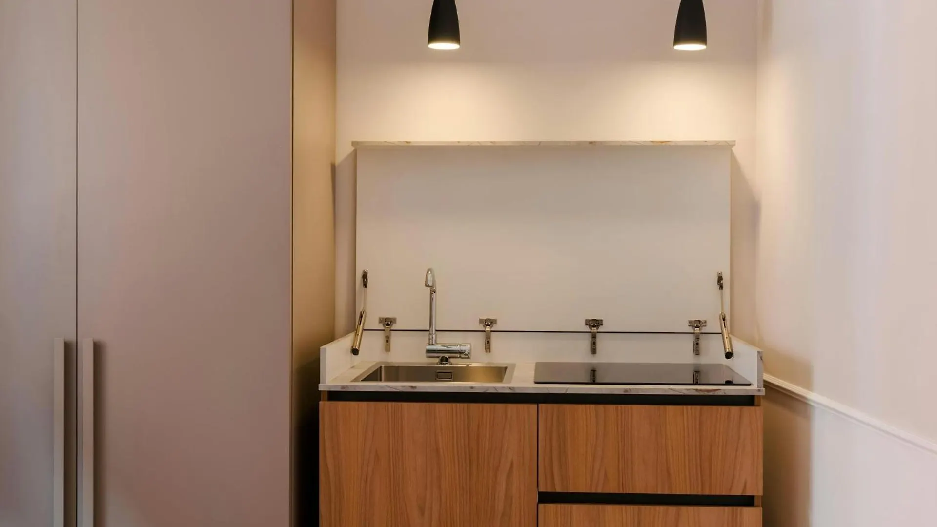 Sonder By Marriott Bonvoy Antinoo Apartments Piazza Del Parlamento Rom 0*,